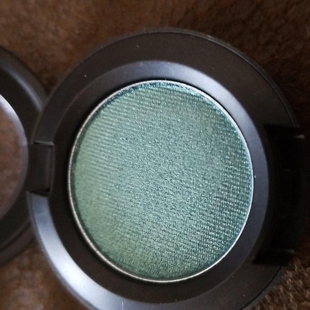 MAC eyeshadow - Picture 2 of 3